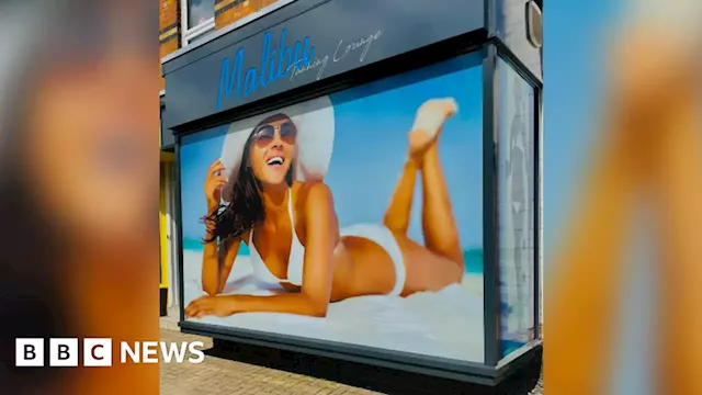 Market Harborough s﻿alon told to remove 'offensive' sunbather image