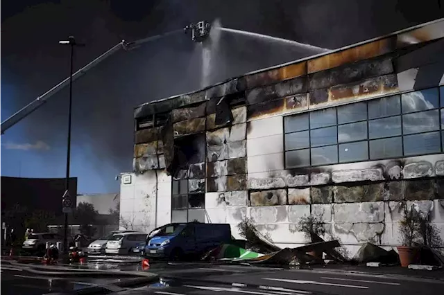 Huge fire destroys warehouse at giant Paris wholesale market