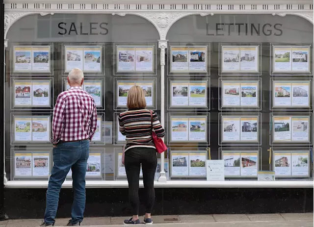 House prices flatline in September as experts predict slowdown will create a 'buyers' market'