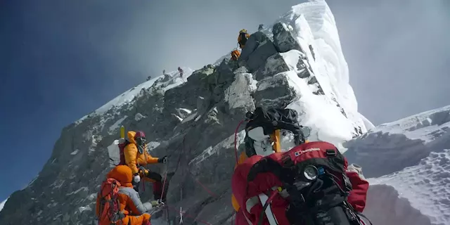 What happens to your body in Mount Everest's 'death zone' | Business Insider