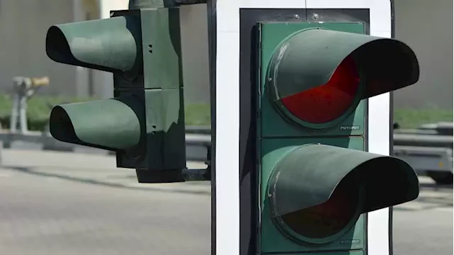 VIDEO l Unauthorised traffic personnel directing traffic at busy intersections - SABC News - Breaking news, special reports, world, business, sport coverage of all South African current events. Africa's news leader.