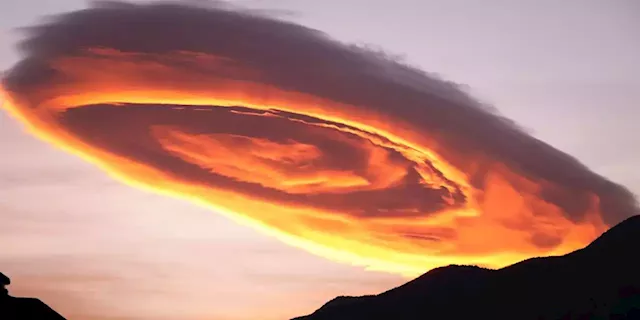 Photos and videos show a glowing, UFO-shaped cloud hovering over a town in Turkey | Business Insider