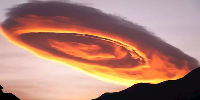 Photos and videos show a glowing, UFO-shaped cloud hovering over a town in Turkey | Business Insider