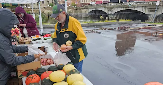 As season ends, customers come out for one last bit of shopping at Aurora Farmers Market