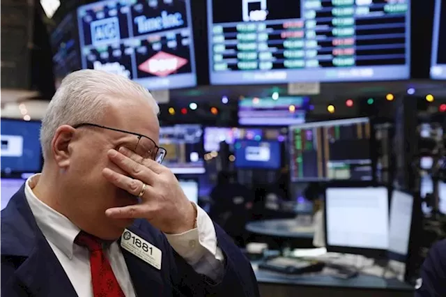 Stock Market Today: Dow falls to weekly loss amid surging yields, mixed earnings