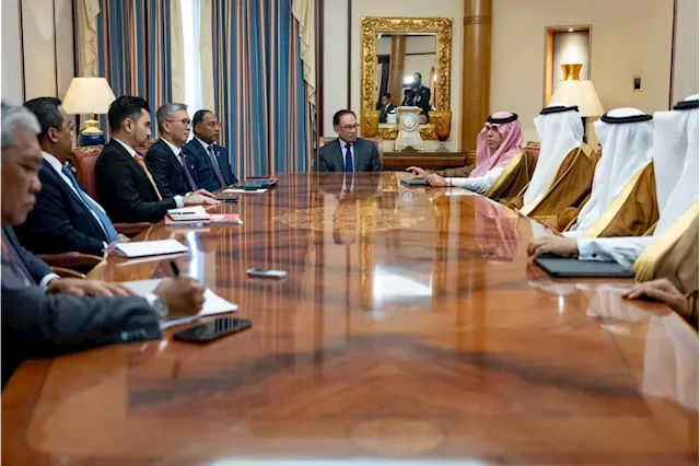 PM Anwar meets with Saudi captains of industry in Riyadh