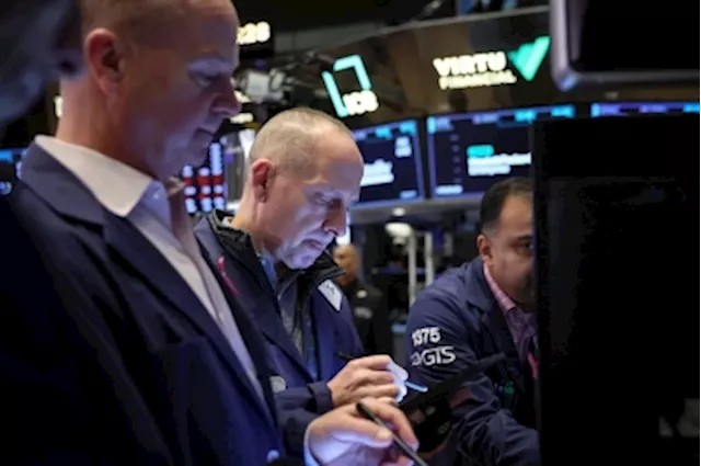 US stocks pressured by mixed earnings, Capitol Hill turmoil