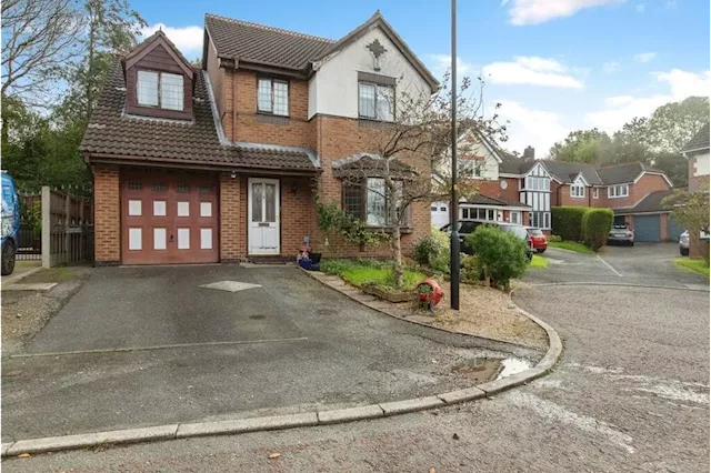 Huge 5 bed Clayton le Woods cul de sac family home with magical rear garden on the market for attractive price