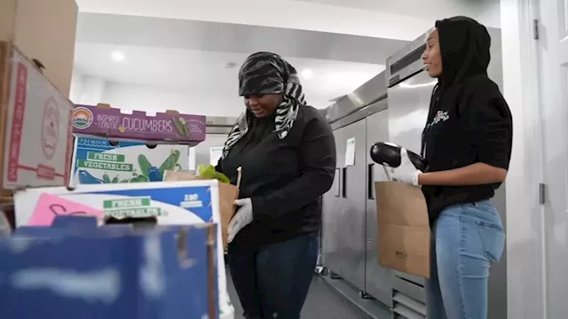 New neighborhood market run by teens helping feed hungry residents with free groceries