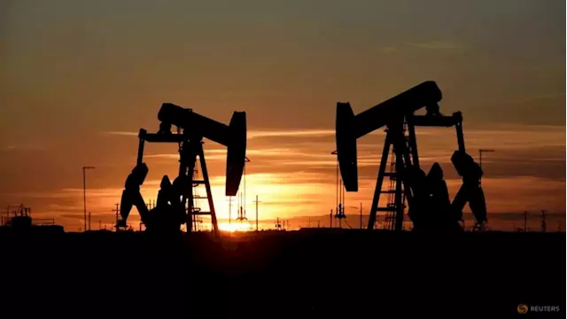 Oil falls after industry data points to jump in US crude stocks