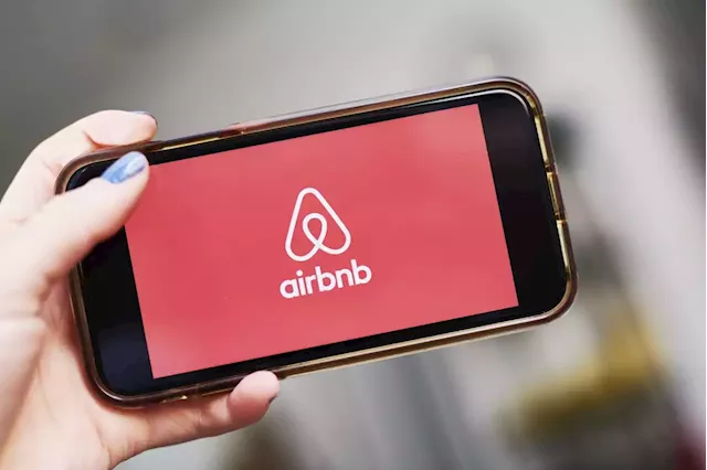 Business Maverick: Airbnb’s Sales Forecast Tops Estimates on Strong Travel Demand