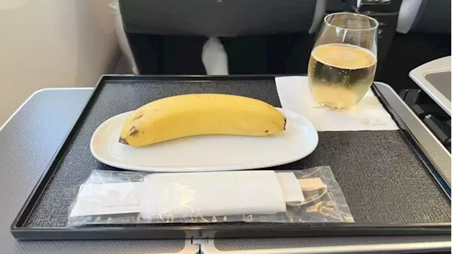 'Underwhelming': Passenger served banana with cutlery for breakfast on Japan Airlines business class flight