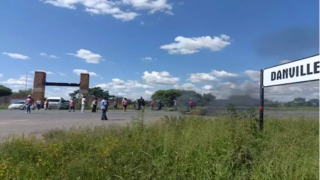 Angry Danville residents protest over lack of electricity - SABC News - Breaking news, special reports, world, business, sport coverage of all South African current events. Africa's news leader.