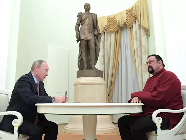 Vladimir Putin gave Steven Seagal a friendship award and praised his 'humanitarian' work | Business Insider