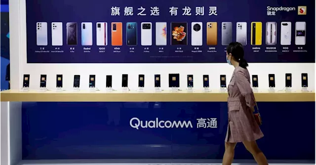 Qualcomm sees earnings below Street as smartphone market sags