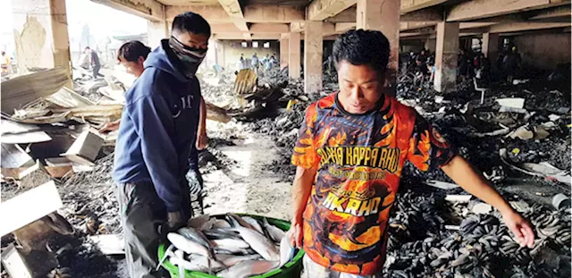 Volunteers clean up razed Baguio market