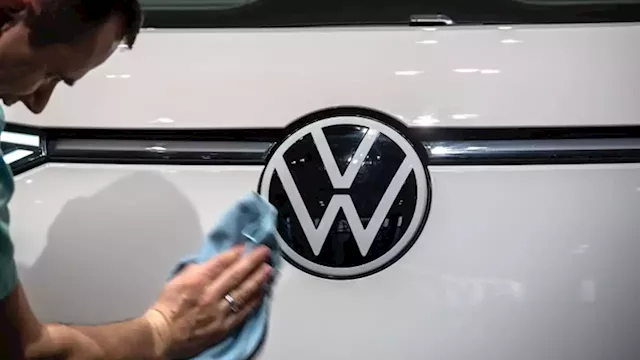 Volkswagen to invest $193 billion to hit EV target, picks Canada for battery factory | CNN Business