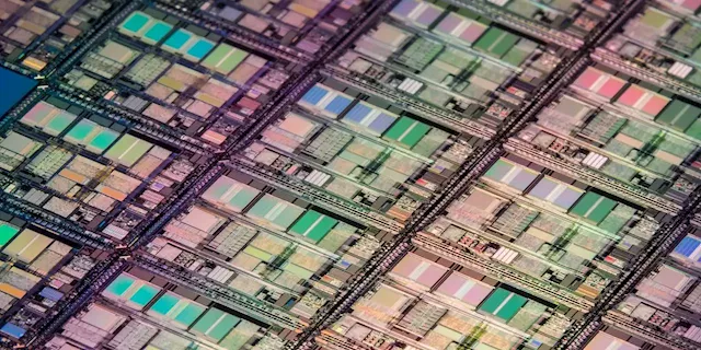 Chip stocks fall as delivery times shrink, Samsung plans to build world's largest chip complex