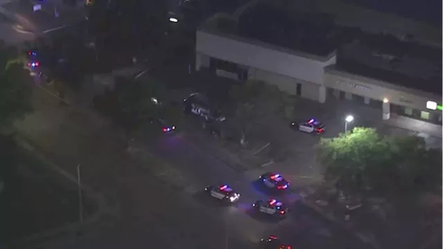 1 fatally shot, 1 injured after security guard escorts men out of business in SW Houston