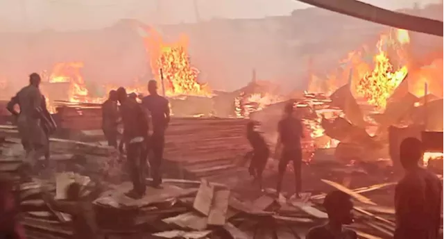 BREAKING: Fire Guts Shops At Prominent Bodija Plank Market In Ibadan | Sahara Reporters