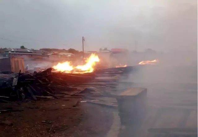 Goods worth millions of naira destroyed as fire guts plank market in Oyo | TheCable