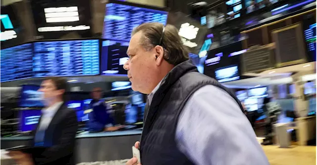 Wall St gains as upbeat earnings offset economy worries