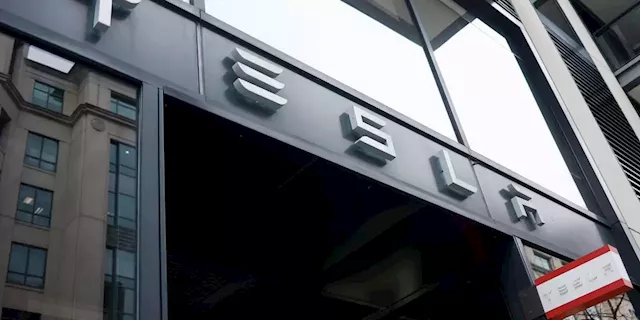 Senators ask Tesla to end forced arbitration, saying it helps company hide discrimination and safety claims