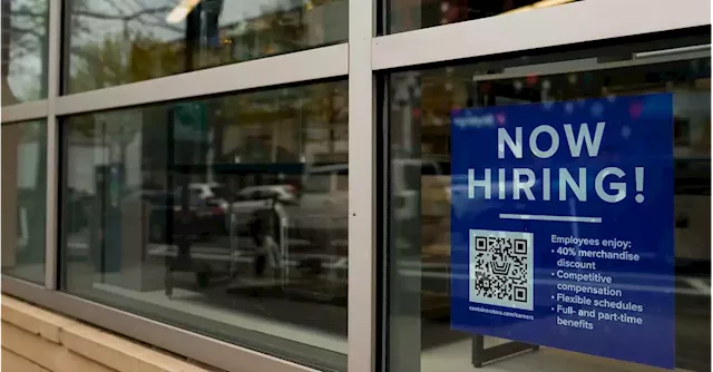 US weekly jobless claims fall; labor market defying recession fears