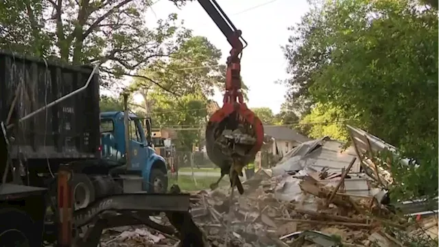 Couple’s mobile home left in Houston street by moving company after tow hitch breaks demolished