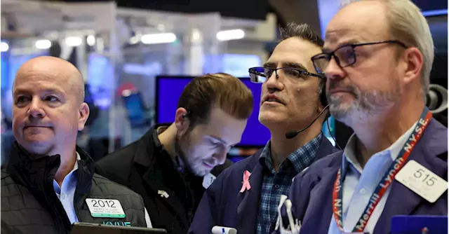 Wall St edges lower as bleak earnings overshadow rise in regional banks