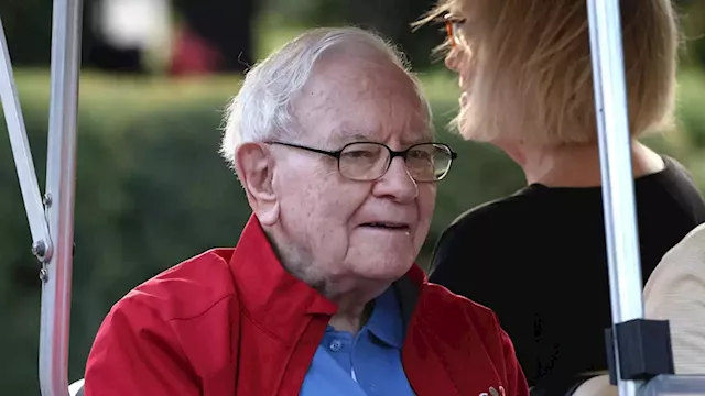 Warren Buffett on Paramount’s Tough Quarter: “Not Good News” When a Company Slashes Its Dividend