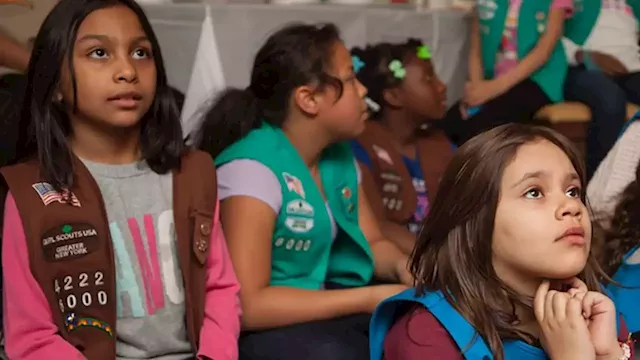 This Girl Scout troop sells cookies to support girls experiencing homelessness | CNN Business