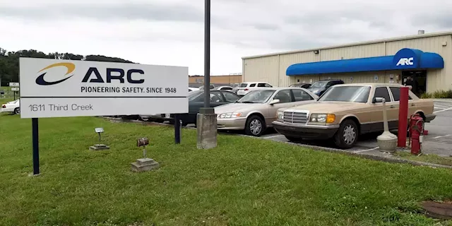 US turns up pressure on air bag inflator company that refuses a recall despite deaths, injuries