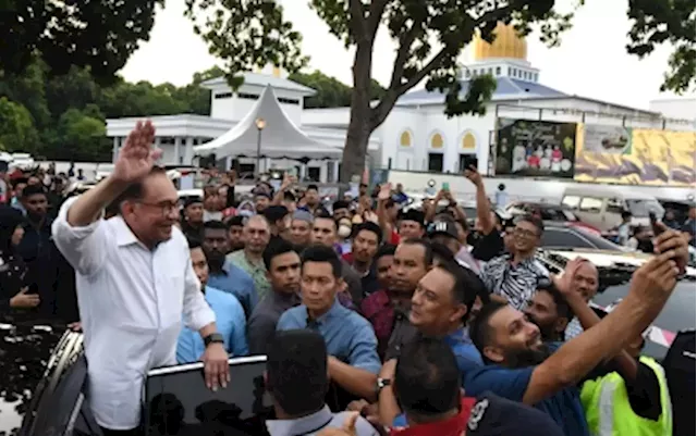 PM Anwar mingles with crowd at Balik Pulau night market