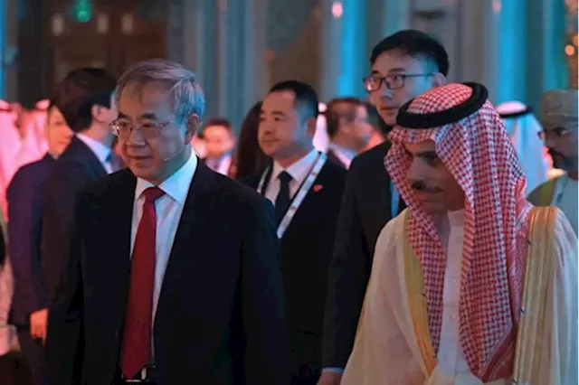 Saudi announces investment deals at Arab-China summit