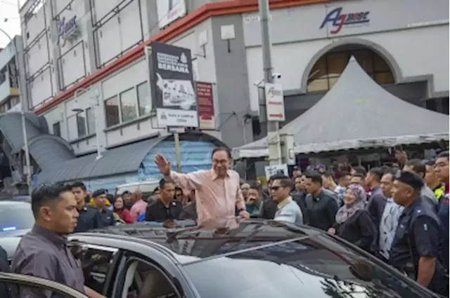 Make sure business licences in KL are for Malaysians, PM Anwar tells DBKL