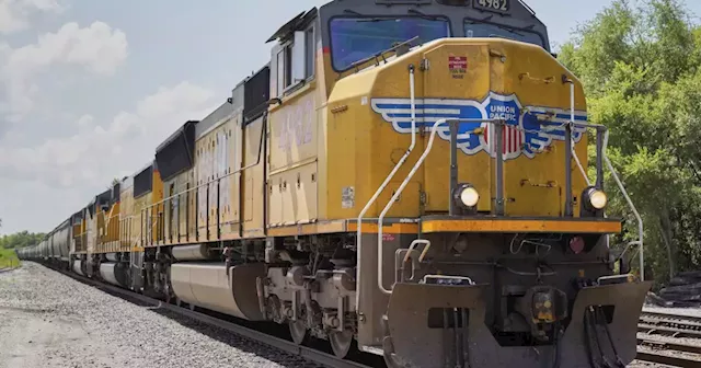 Railroad industry sues to block new locomotive pollution rules in California