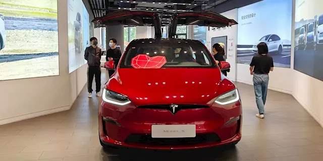 Elon Musk’s Warm Welcome in China Reflects Tesla’s Role in Building Top EV Market