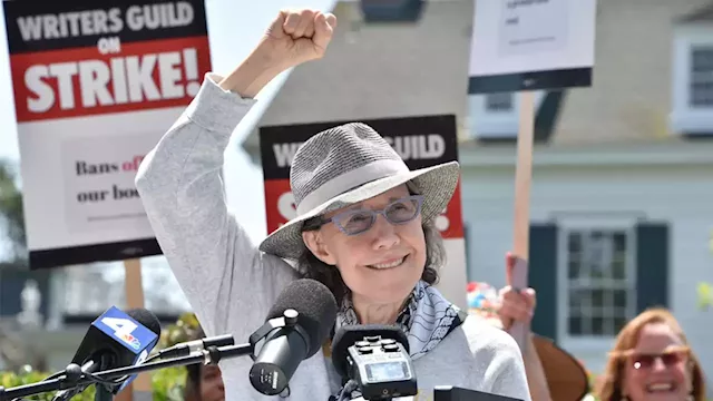 Lily Tomlin, Marta Kauffman Call for Greater Industry Protections at Abortion Rights Picket: “This Is a Discrimination Issue”