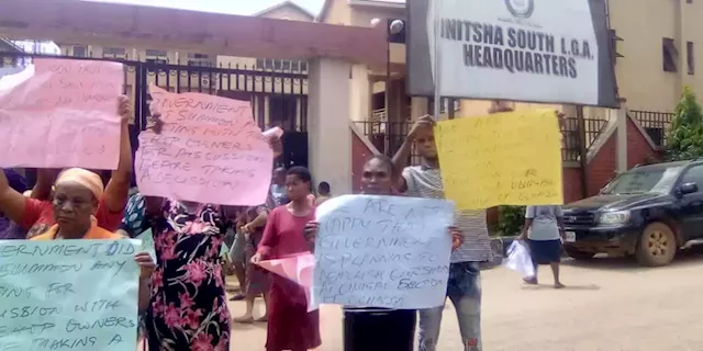 Hundreds Of Anambra State Traders Protest Against Planned Demolition Of Shops At Onitsha Ochanja Central Market | Sahara Reporters