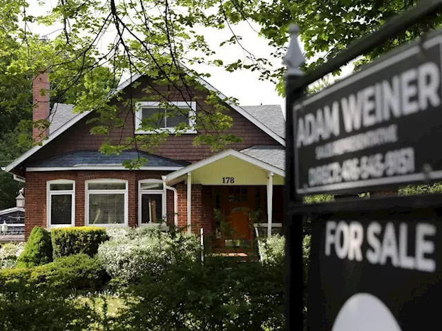 Most Canadians waiting for mortgage rates to drop to reenter housing market: poll