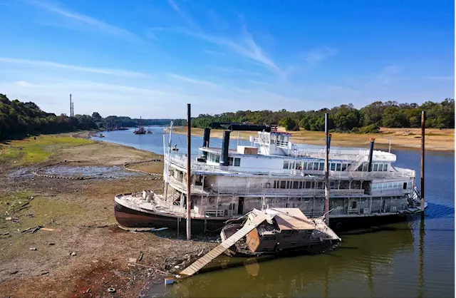 Burgeoning Mississippi riverboat industry grapples with increasing threats of flooding, drought