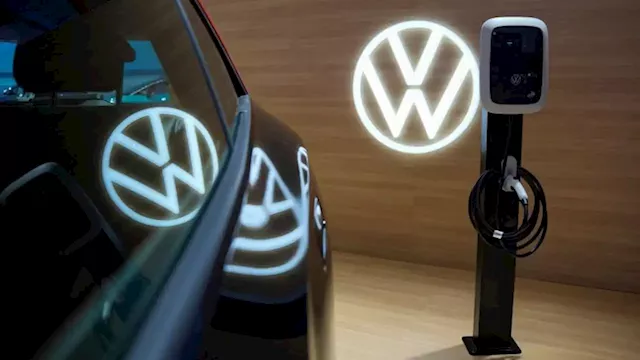 Volkswagen invests $700 million in Chinese EV maker Xpeng to boost sluggish sales | CNN Business