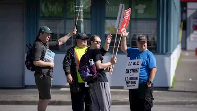 Port union warns Ottawa to 'stay out of our business,' as strike talks fail to reach deal | CBC News