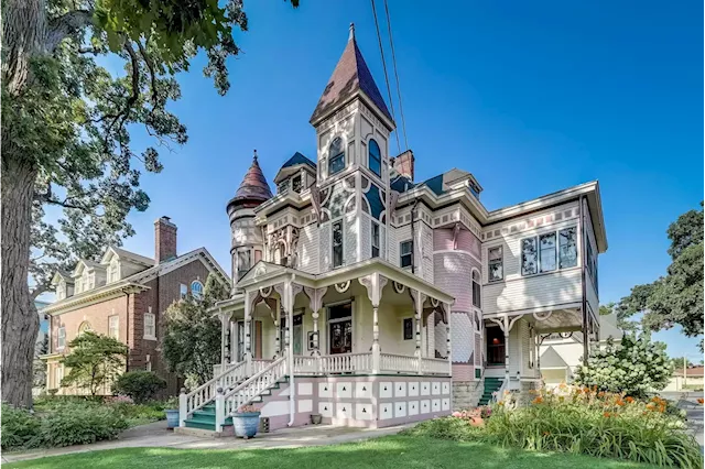 Historic Illinois ‘Victorian gem’ hits the market for 2nd time in over a century. Take a look inside