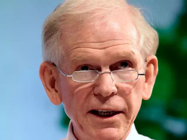 Legendary investor Jeremy Grantham sees shades of the dot-com bubble in markets - and predicts stocks will slump and recession will strike