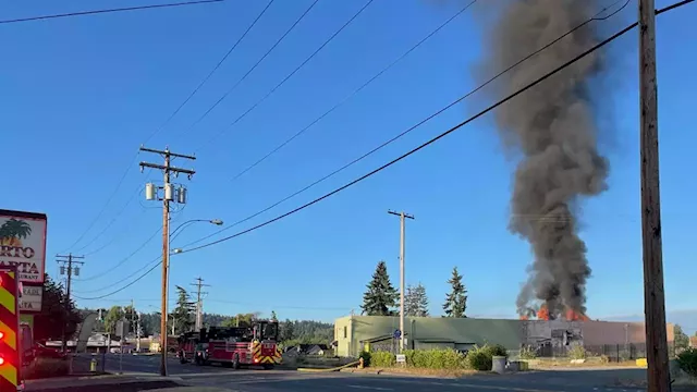 Crews battle fire at vacant business in Puyallup, investigation underway