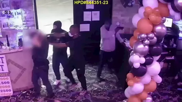 4 suspects steal money at NE Houston game room business, video shows