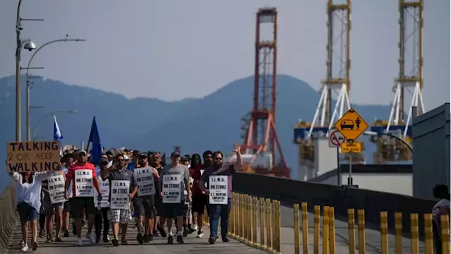 Federal government faces difficult tightrope as business groups seek labour changes after port strike