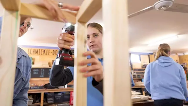 Next generation of female tradies learn carpentry skills to counter male-dominated industry